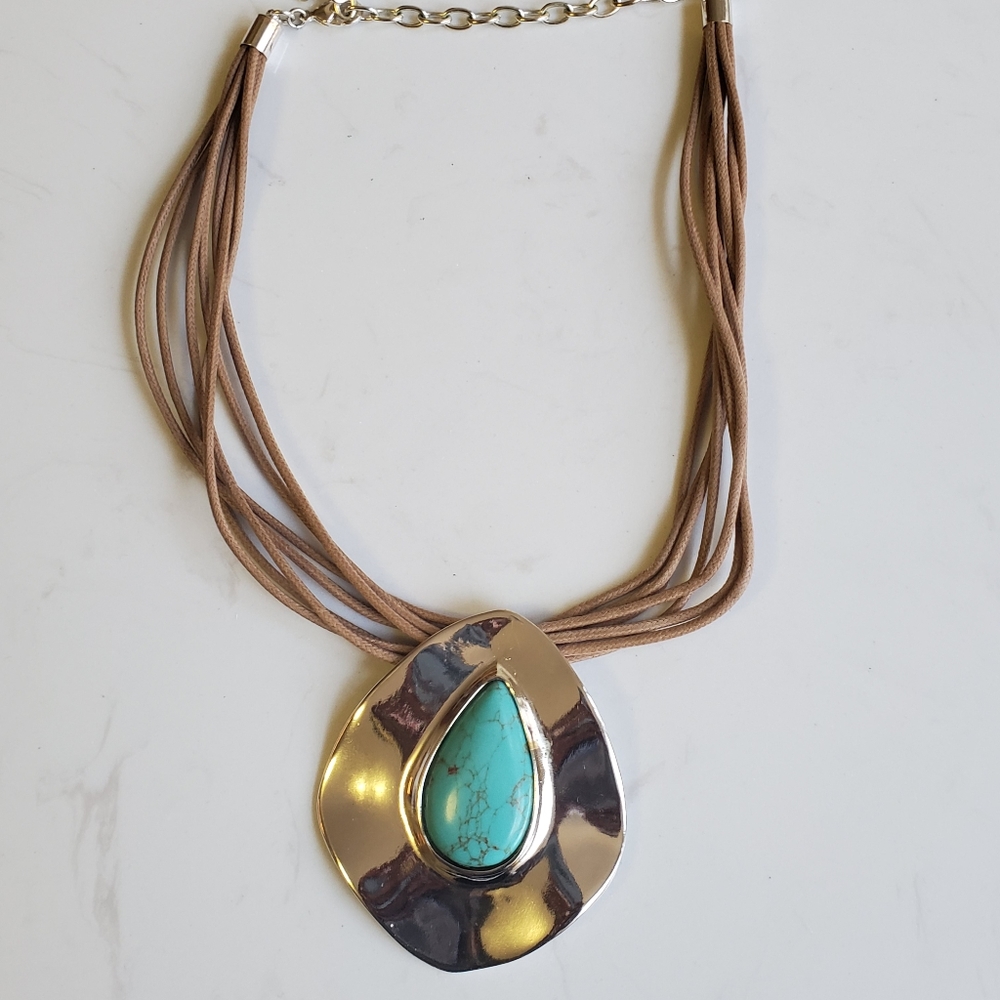 Necklace with a beautiful turquoise stone.